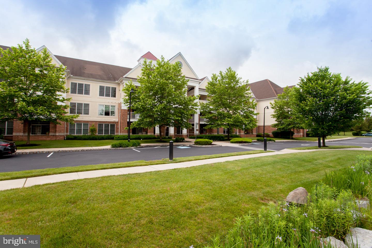 MERIDIAN VALLEY SQ - Residential