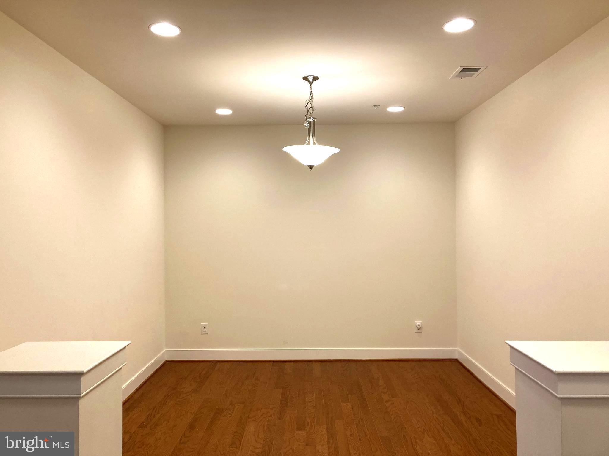 MERIDIAN VALLEY SQ - Residential