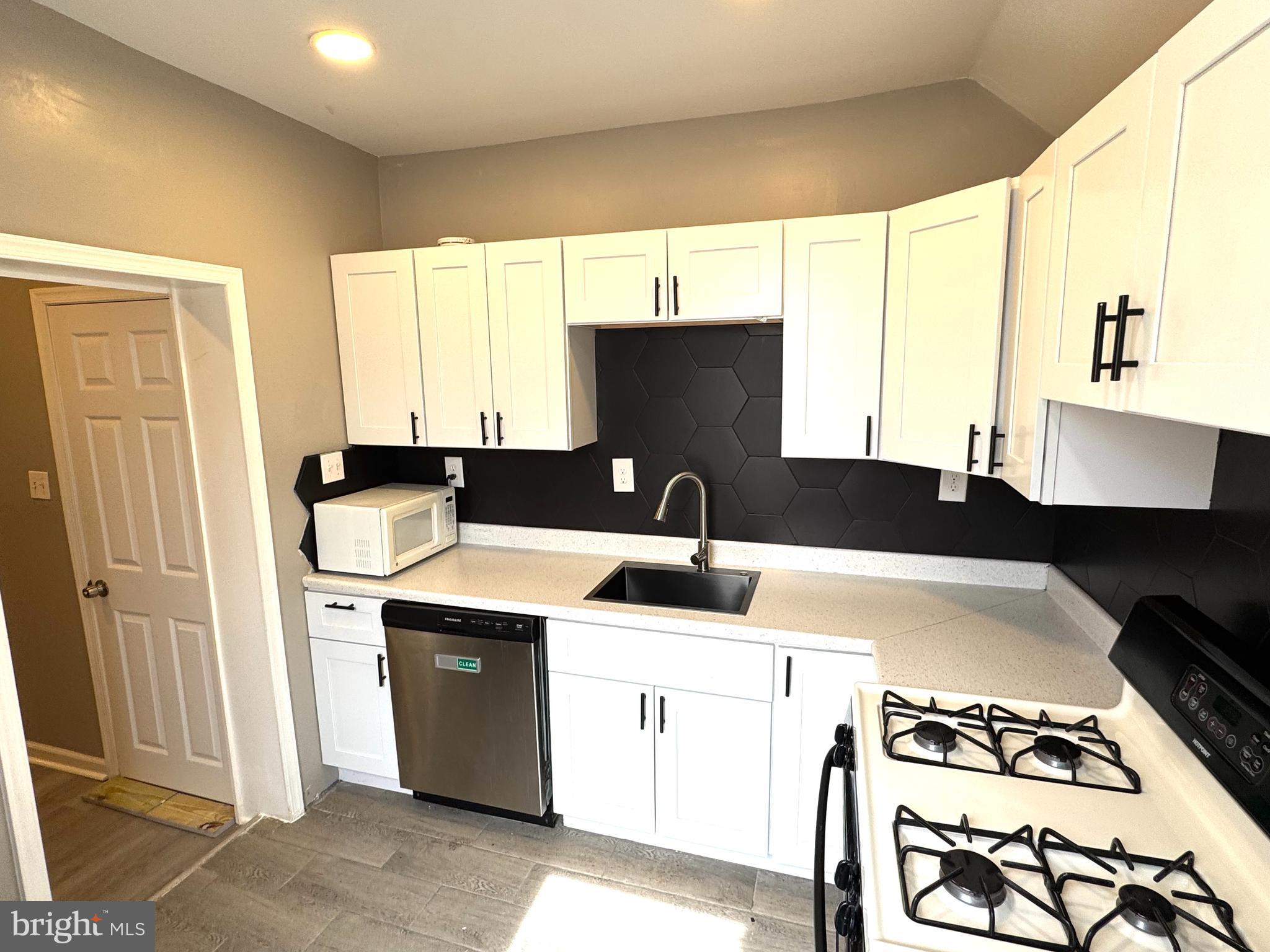 2957 N SYDENHAM STREET