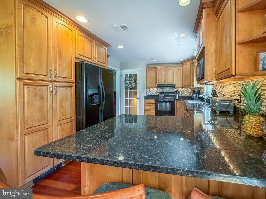 MAKEFIELD RD VILLA - Residential