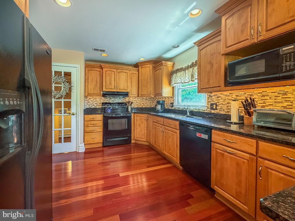 MAKEFIELD RD VILLA - Residential