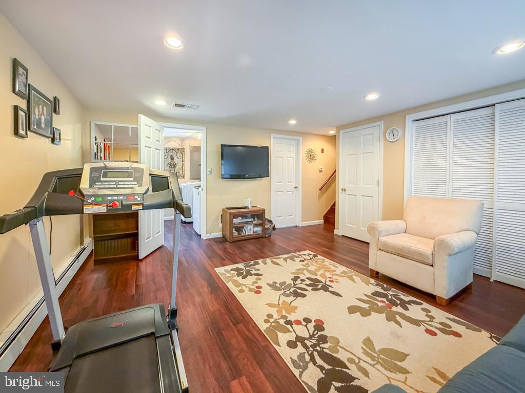MAKEFIELD RD VILLA - Residential