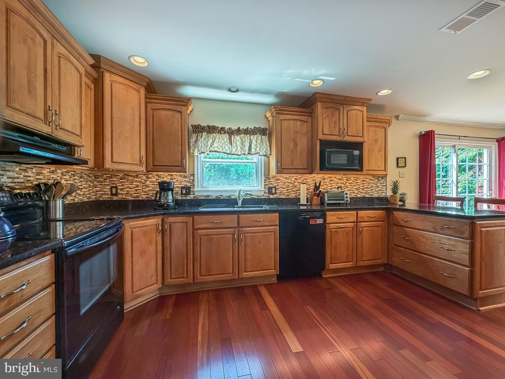 MAKEFIELD RD VILLA - Residential