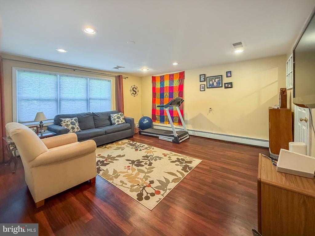 MAKEFIELD RD VILLA - Residential