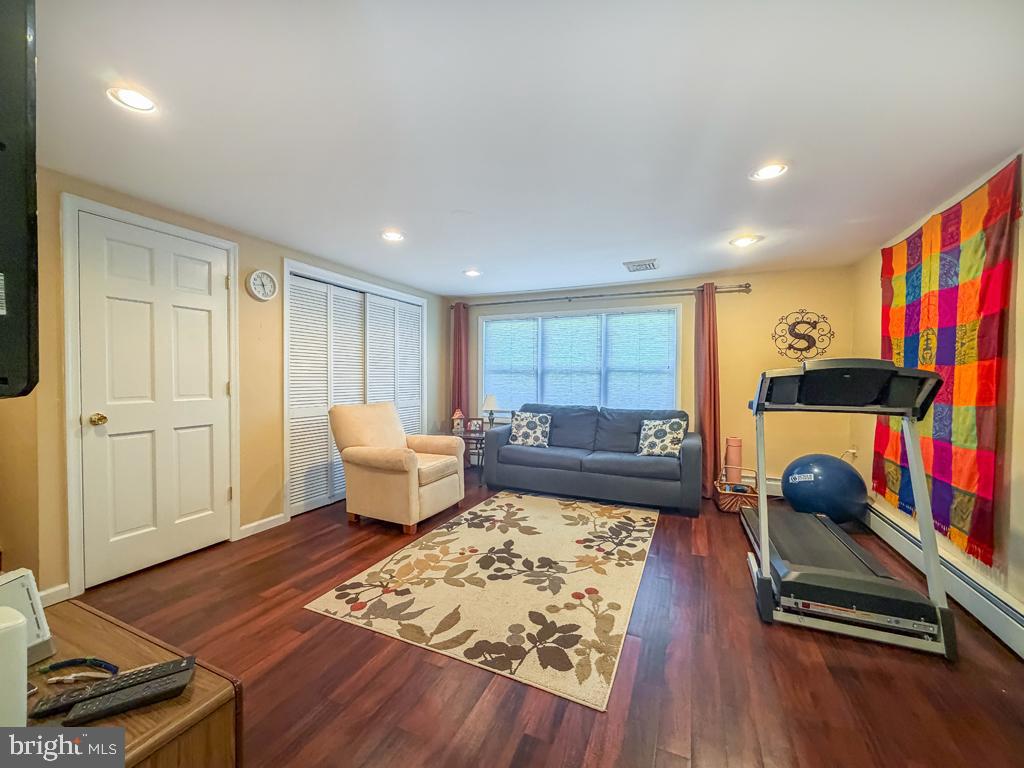 MAKEFIELD RD VILLA - Residential