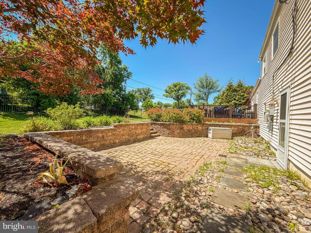MAKEFIELD RD VILLA - Residential