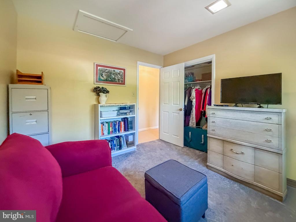 MAKEFIELD RD VILLA - Residential