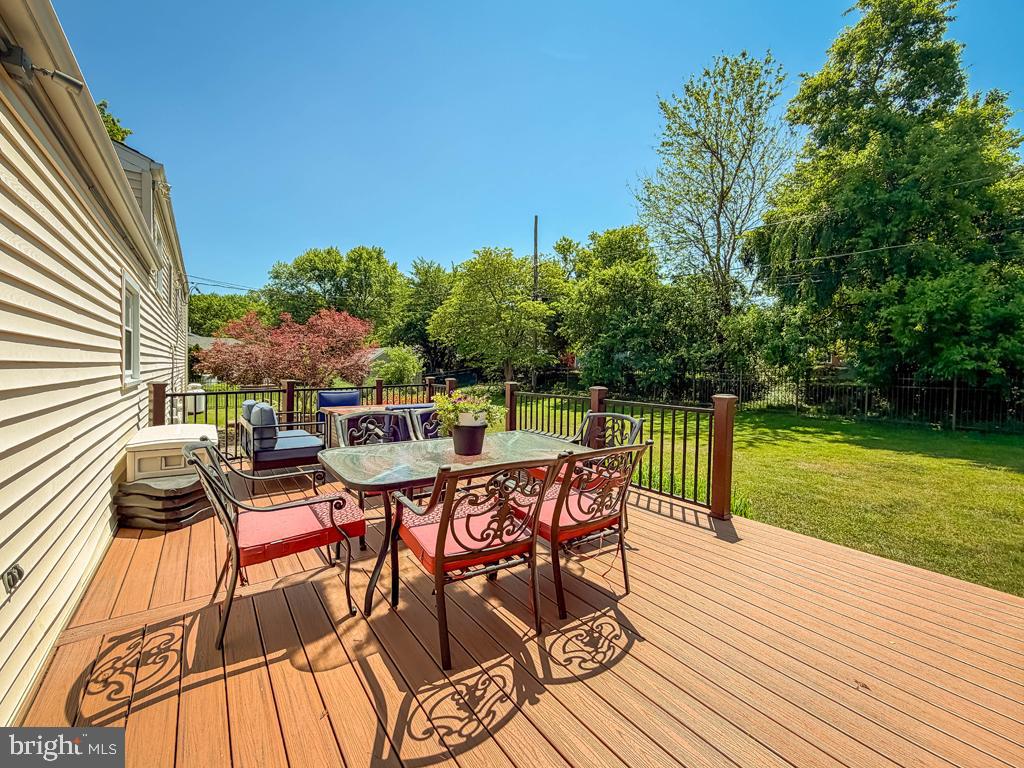 MAKEFIELD RD VILLA - Residential