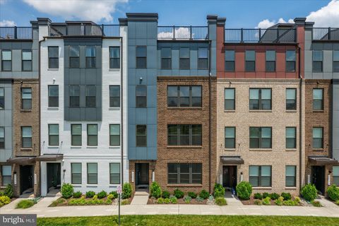 Photo of 20316 Newfoundland Square, ASHBURN, VA 20147 (MLS # VALO2128106)