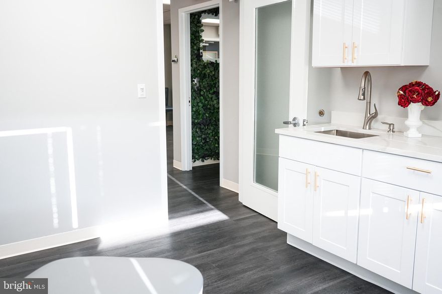 Leasing Out 5 Beautiful Spacious Studio with Amazing Sunlight and High Rise Views

The one with its own entrance can be good for professional photographers, accountants etc
.Reception Area
Secure Area
.Ample Amount of Parking 
.Nail Technicians
.Estheticians
Massage Therapists
Makeup Artists
Permanent Makeup Artists
ETC