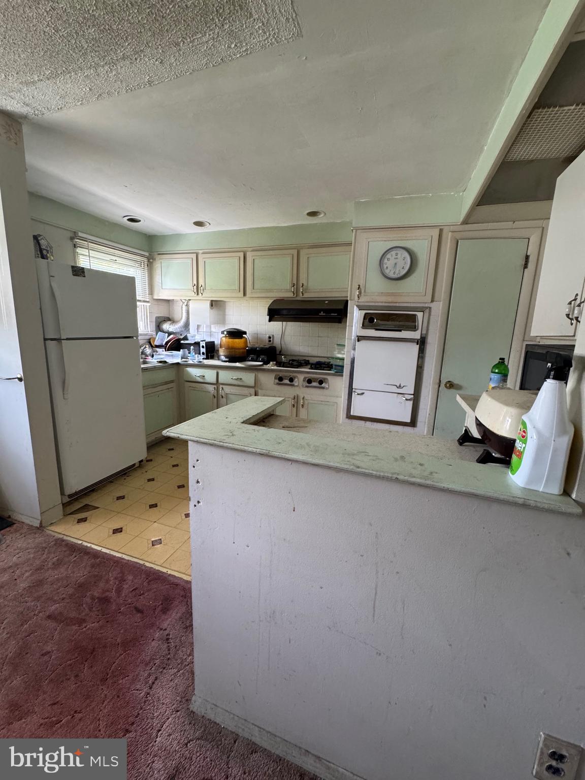 Great location, walk to Philadelphia Mills, Walmart, and restaurants in a few minutes. Super nice neighbors.
This is a finished basement, private bany yard