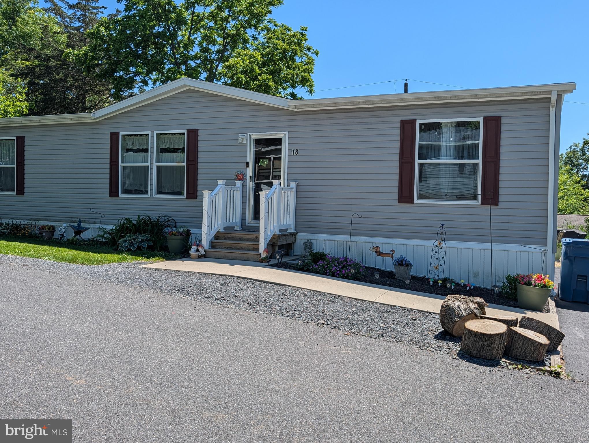 18 WOODEDGE DRIVE