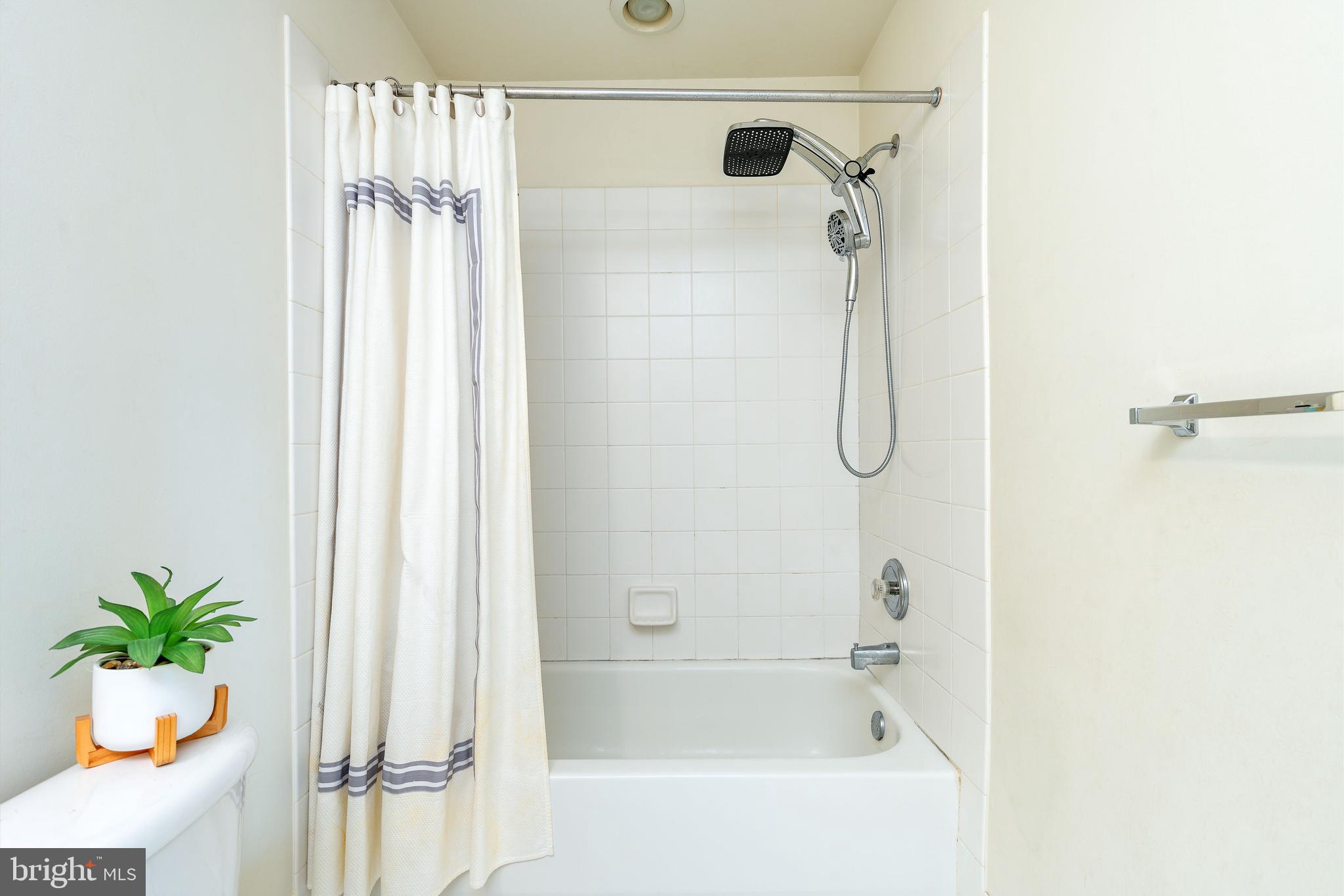 FREEDLEY SQUARE - Residential