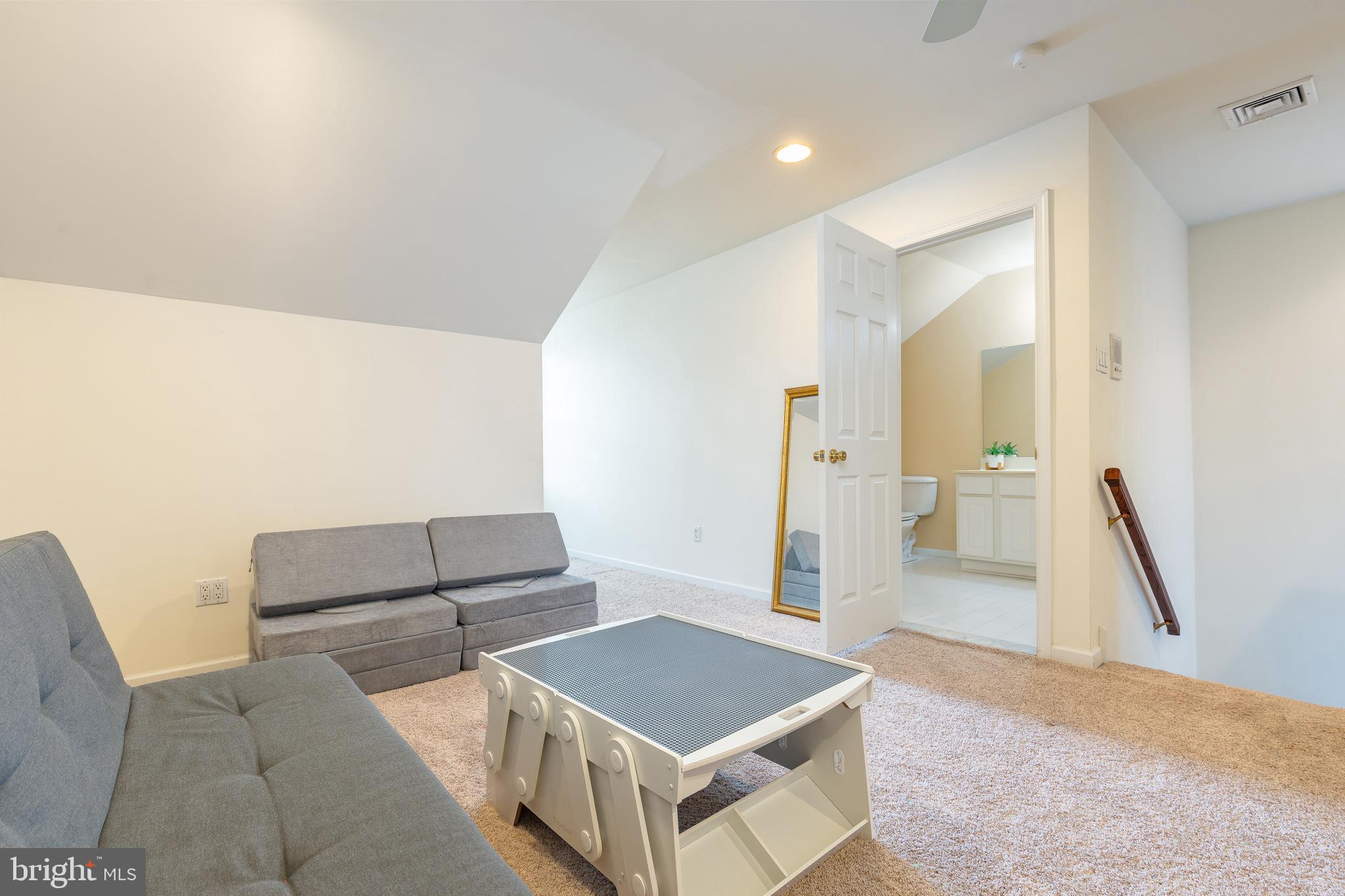 FREEDLEY SQUARE - Residential