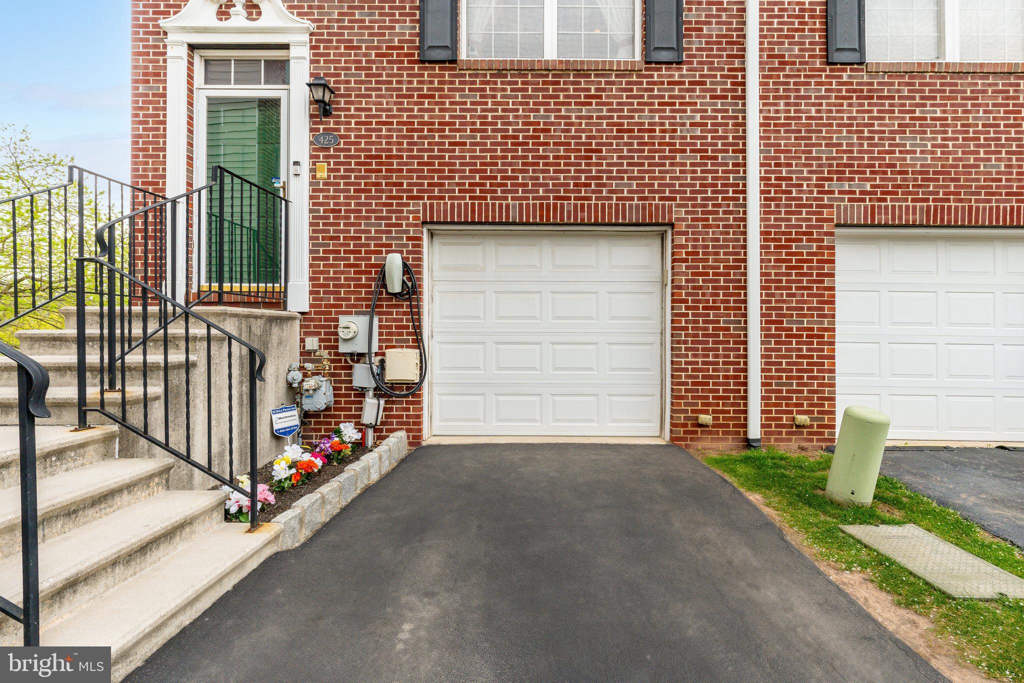 FREEDLEY SQUARE - Residential