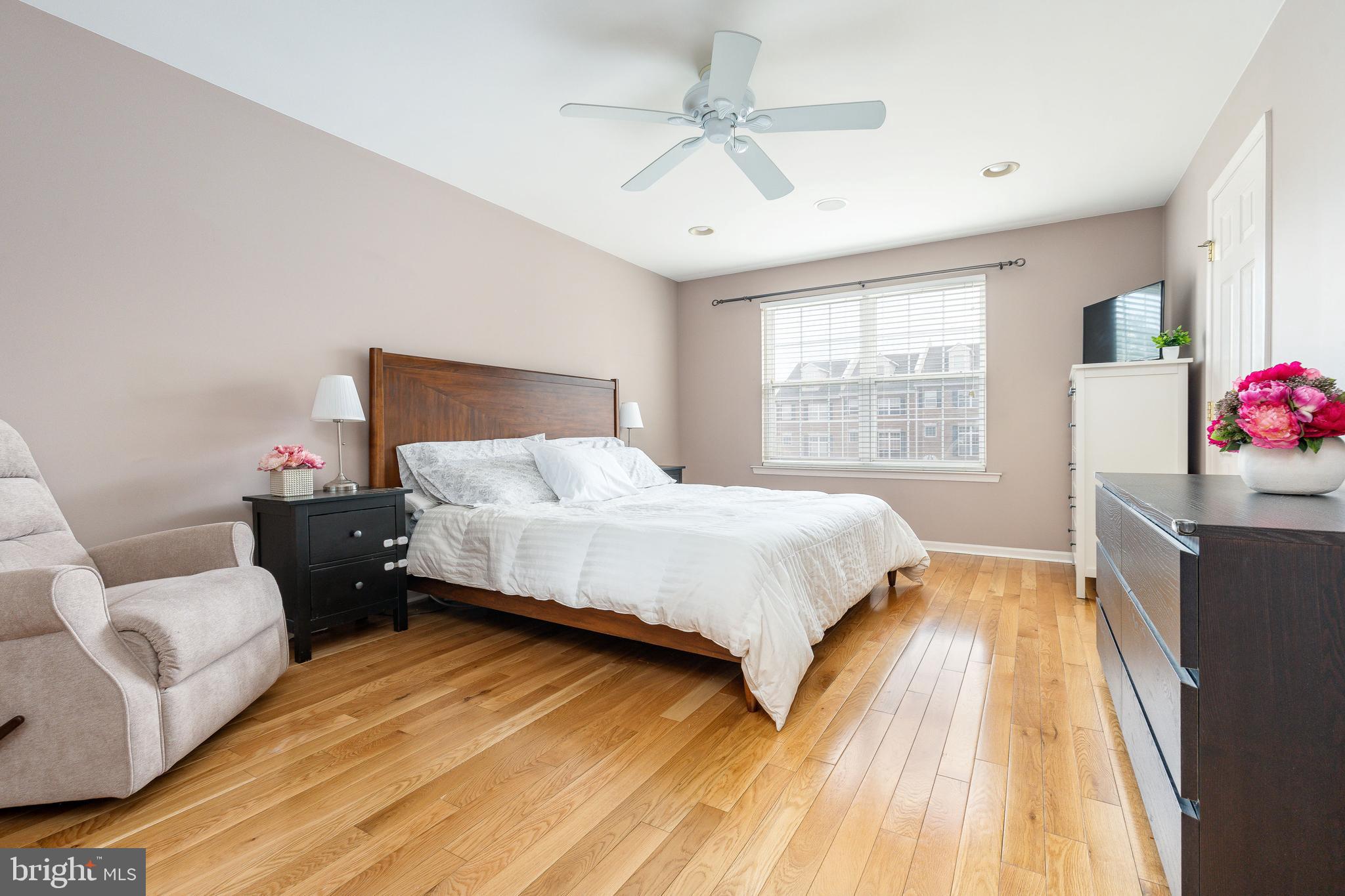 FREEDLEY SQUARE - Residential