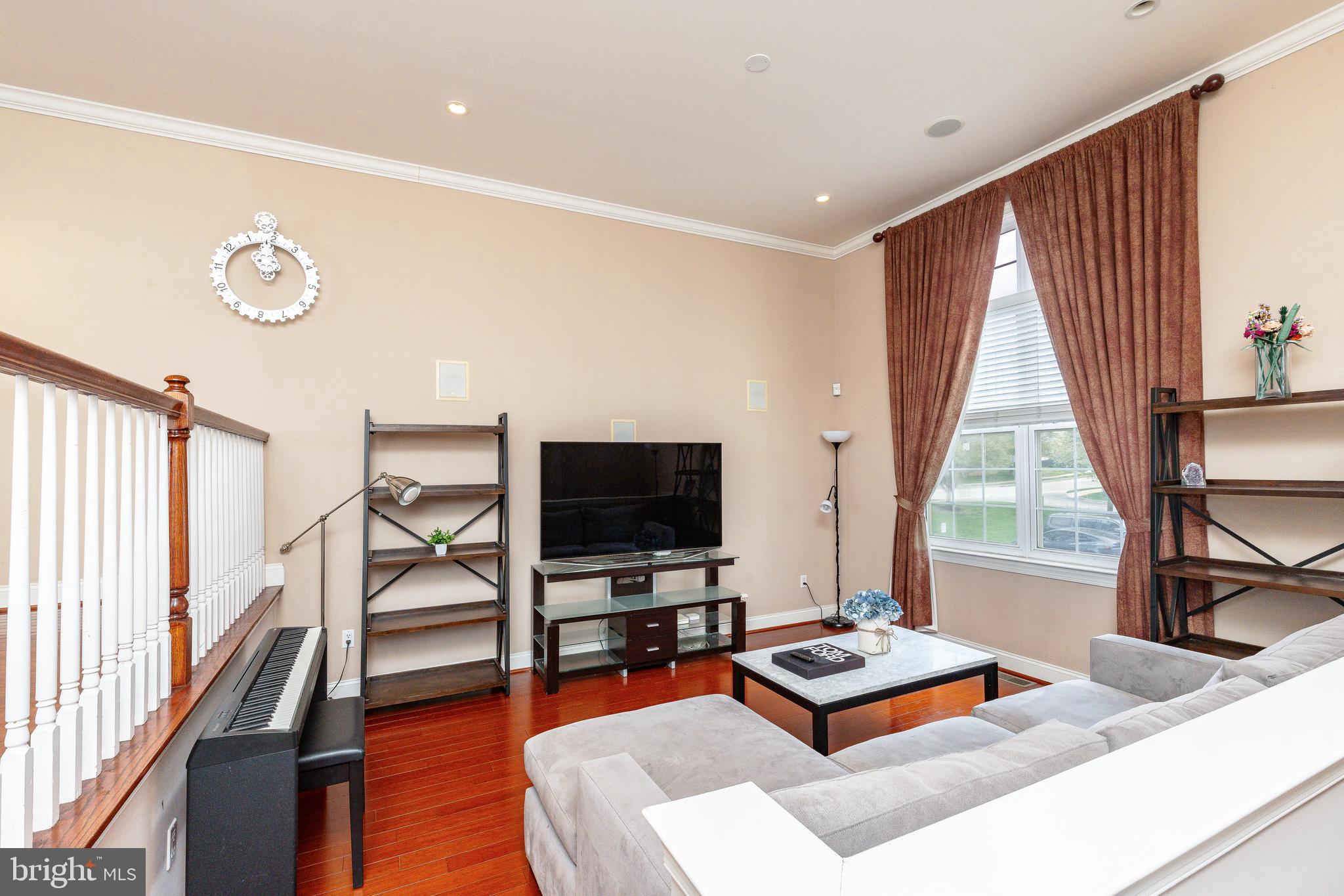 FREEDLEY SQUARE - Residential