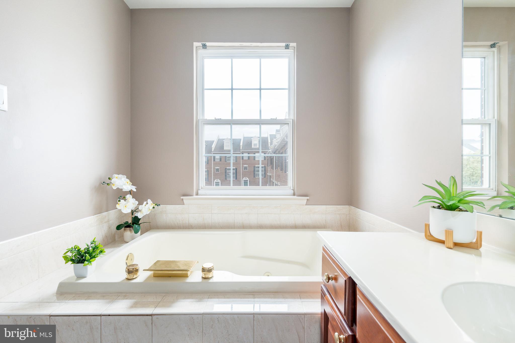 FREEDLEY SQUARE - Residential