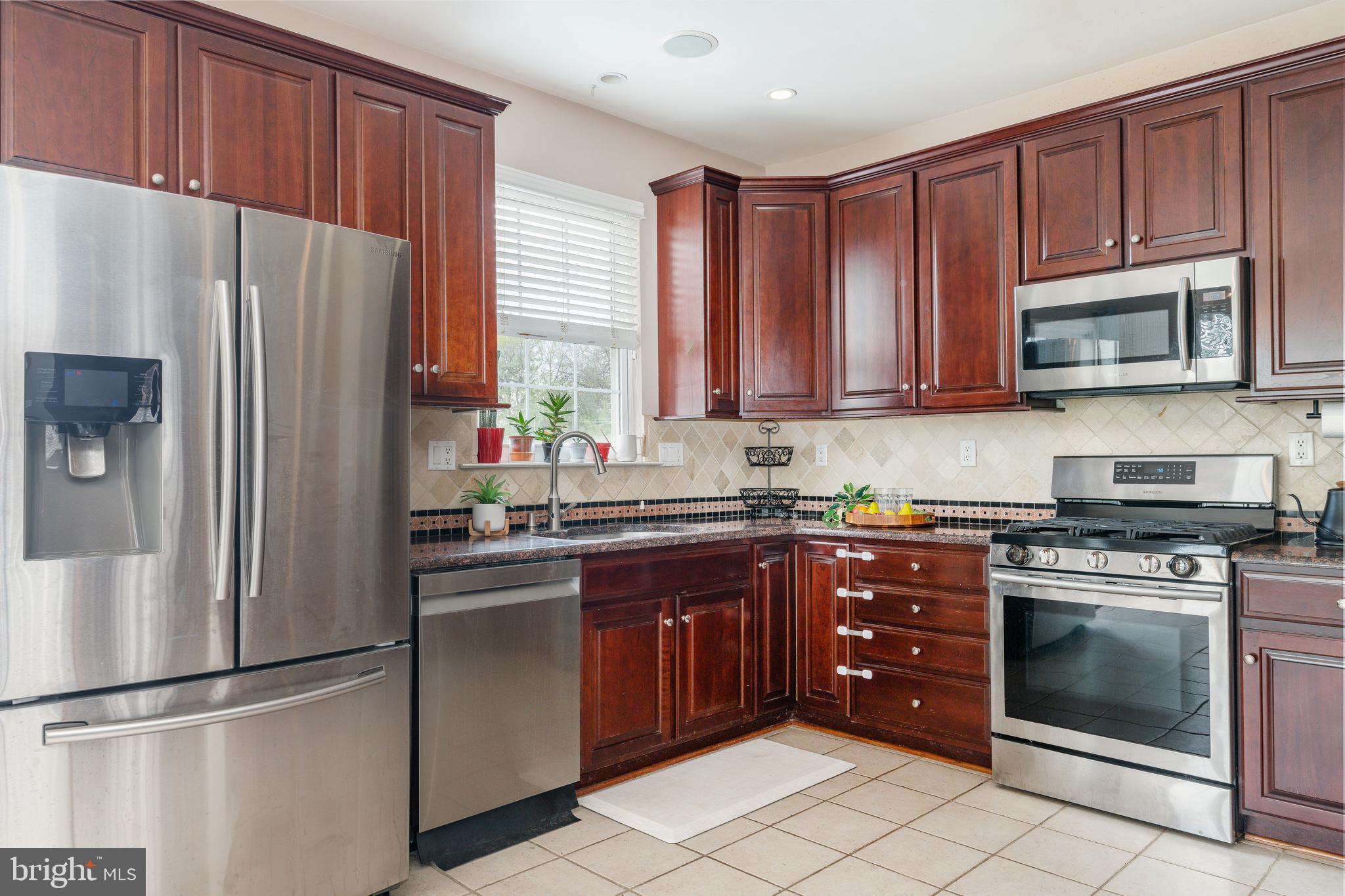 FREEDLEY SQUARE - Residential