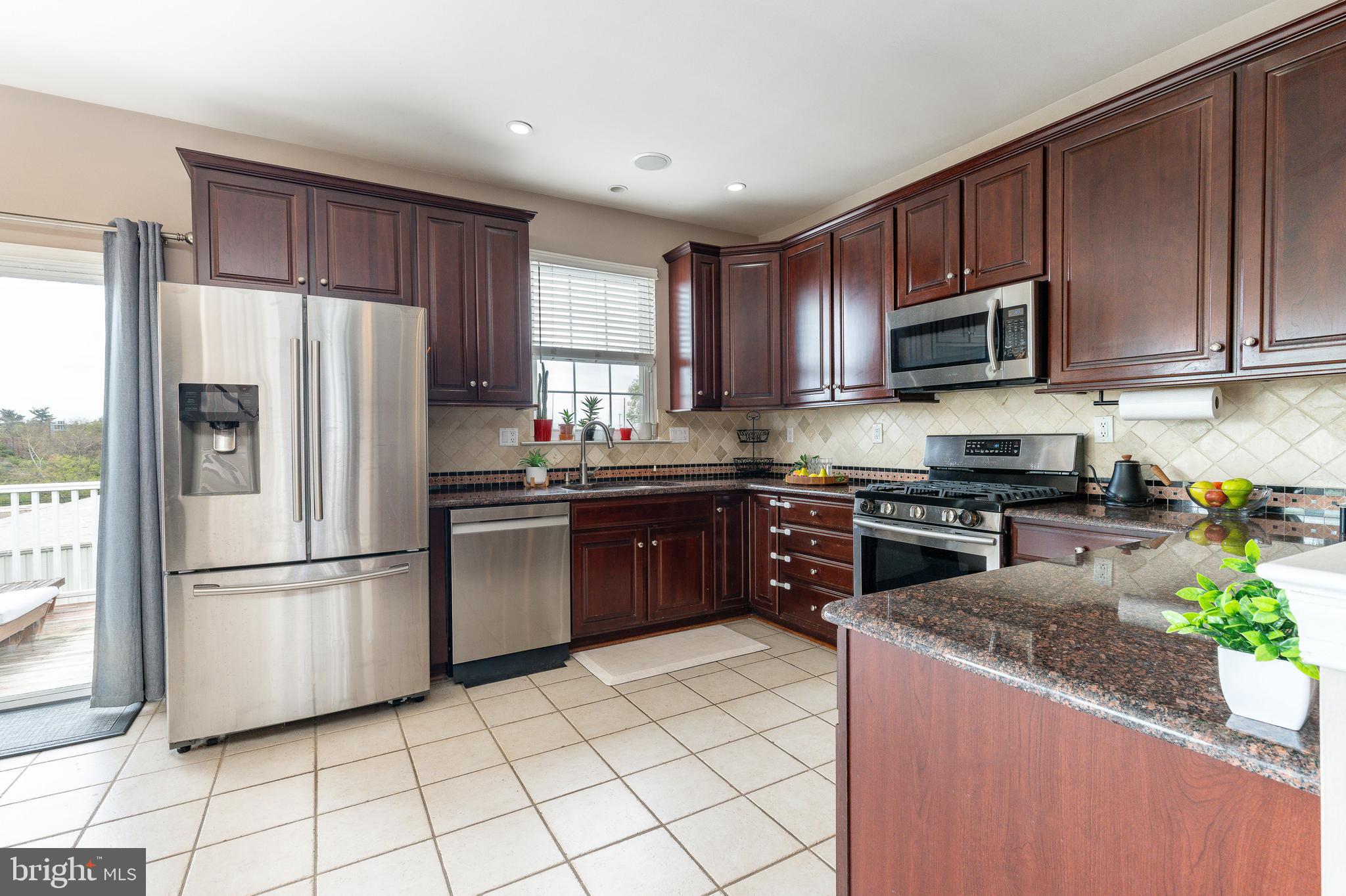 FREEDLEY SQUARE - Residential