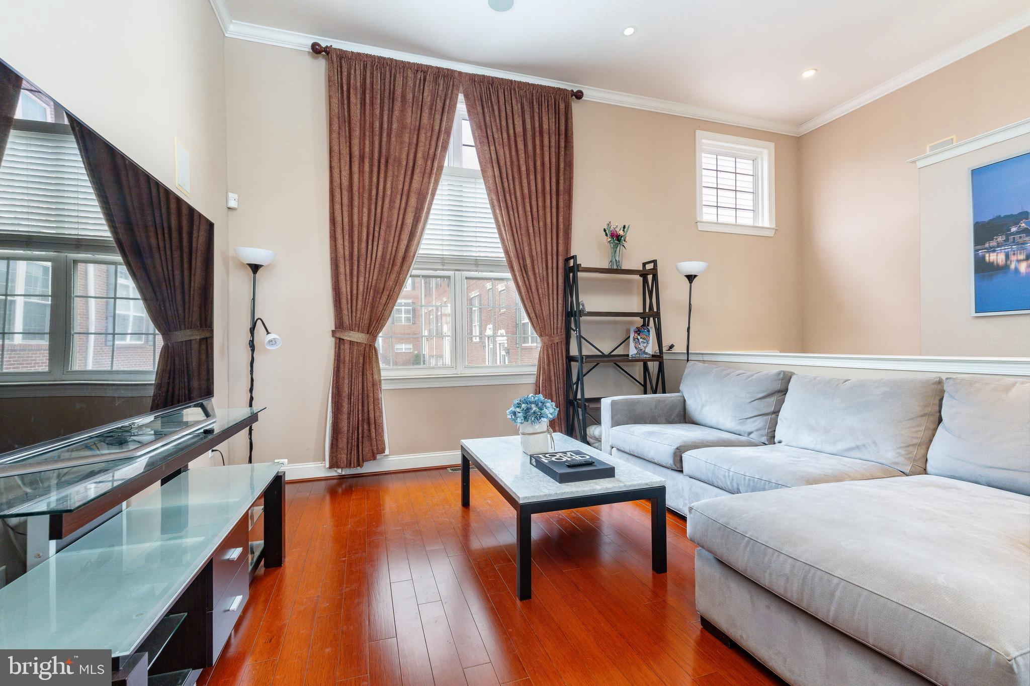 FREEDLEY SQUARE - Residential