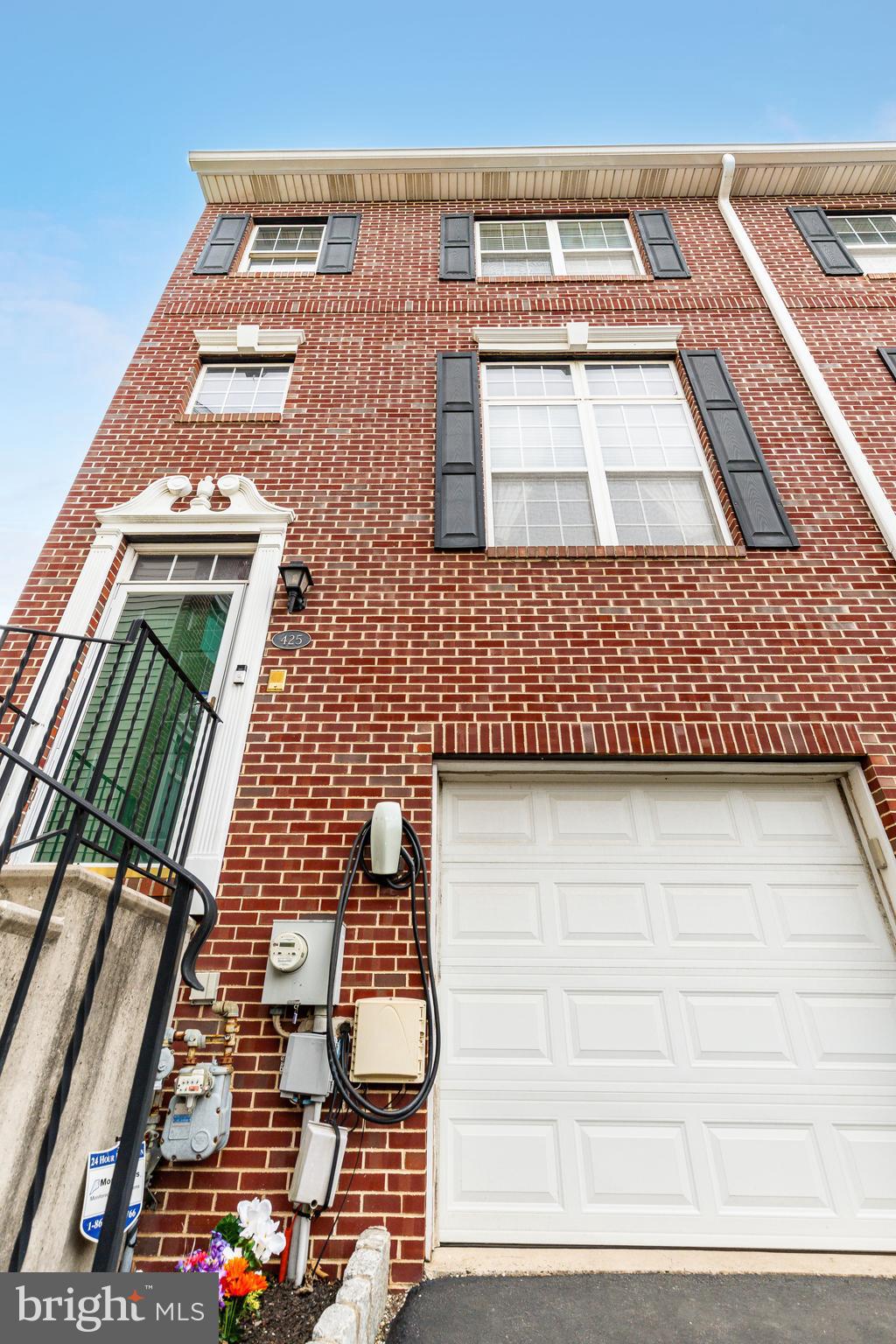 FREEDLEY SQUARE - Residential