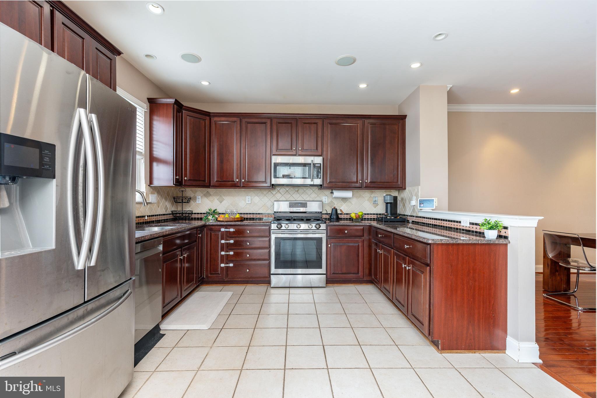 FREEDLEY SQUARE - Residential