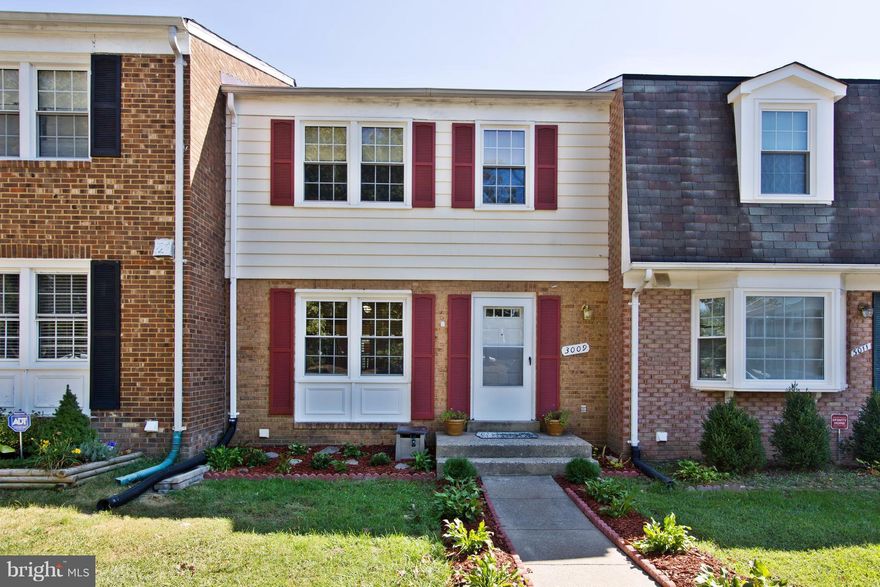 LOVELY LOADED W/UPDATES!>CHARMING 3 LEVEL TH W/UPDATED KITCHEN & ALL BATHS>NEW HVAC>BRICK PATIO & FENCED YARD>UPDATED KITCHEN W/GRANITE & STAINLESS, CERAMIC TILE FLOOR>PANTRY>REPLACEMENT WINDOWS & BRAND NEW ROOF>WALK OUT BASEMENT W/LARGE REC RM W/TONS OF NATURAL LIGHT>WALKING DISTANCE TO LAKE RIDGE MIDDLE AND WOODBRIDGE HIGH SCHOOLS>TONS OF AMENITIES, 5 POOLS, WALK 2 STARBUCKS & FANTASY PLAYGROUND