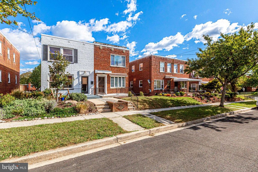Photo of 5513 Chillum Place NE, WASHINGTON, DC 20011 (MLS # DCDC2228610)