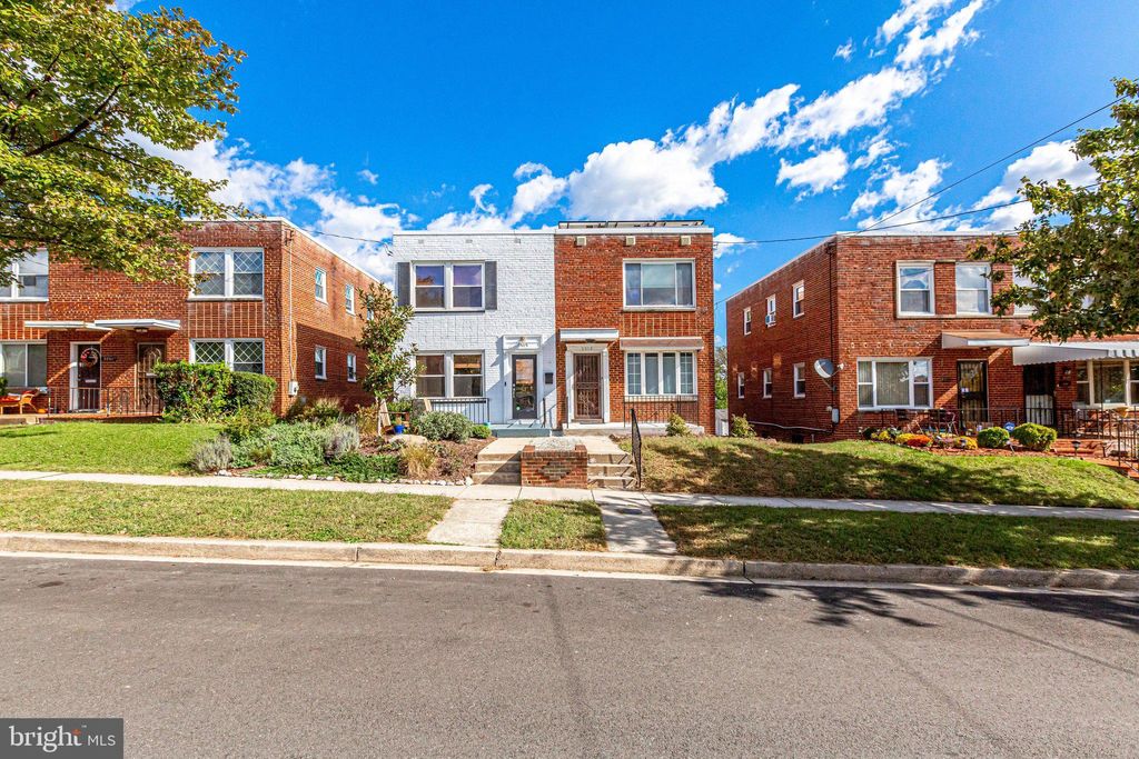 Photo of 5513 Chillum Place NE, WASHINGTON, DC 20011 (MLS # DCDC2228610)