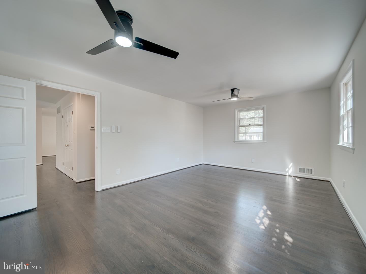 COUNTRY CLUB MANOR - Residential