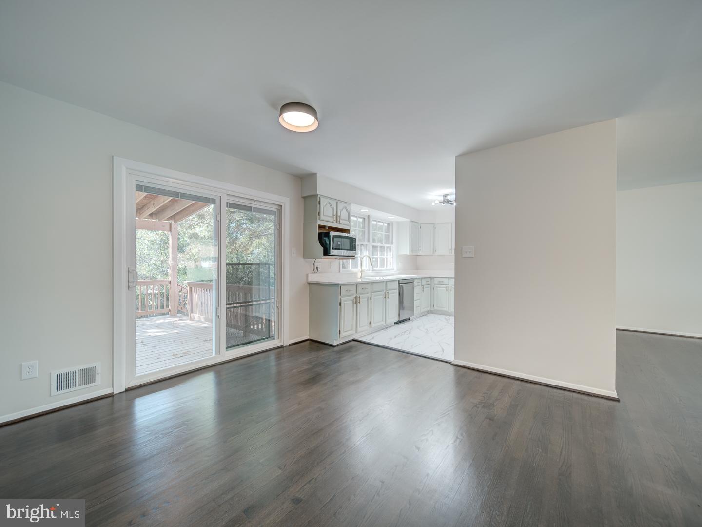 COUNTRY CLUB MANOR - Residential