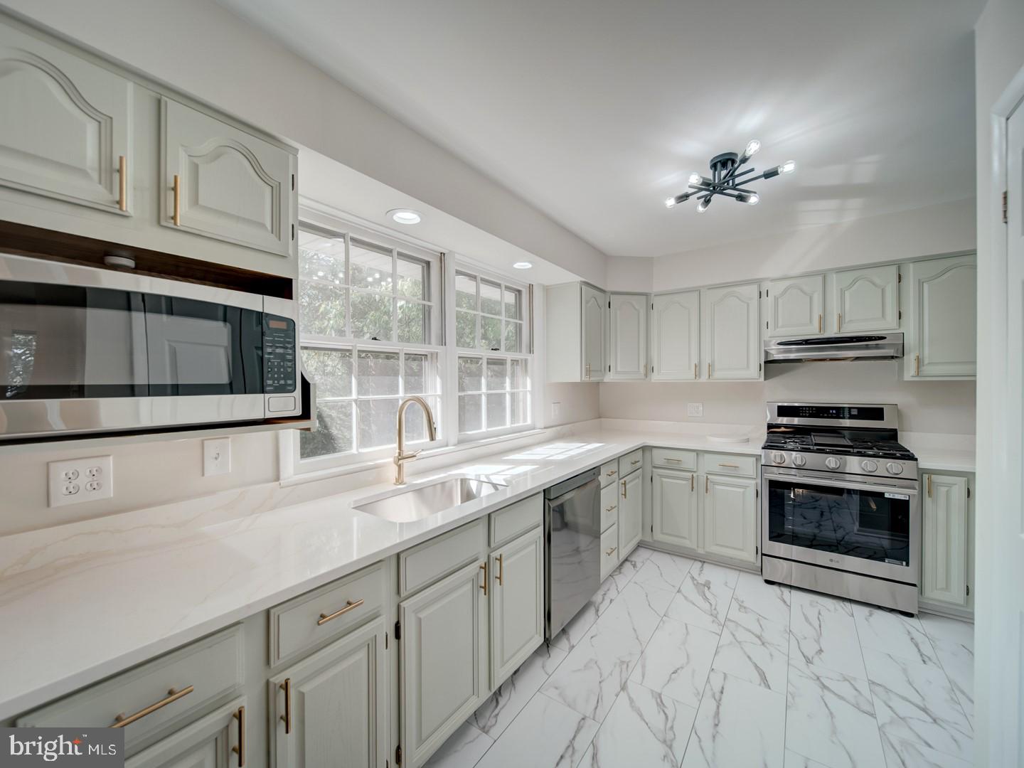 COUNTRY CLUB MANOR - Residential