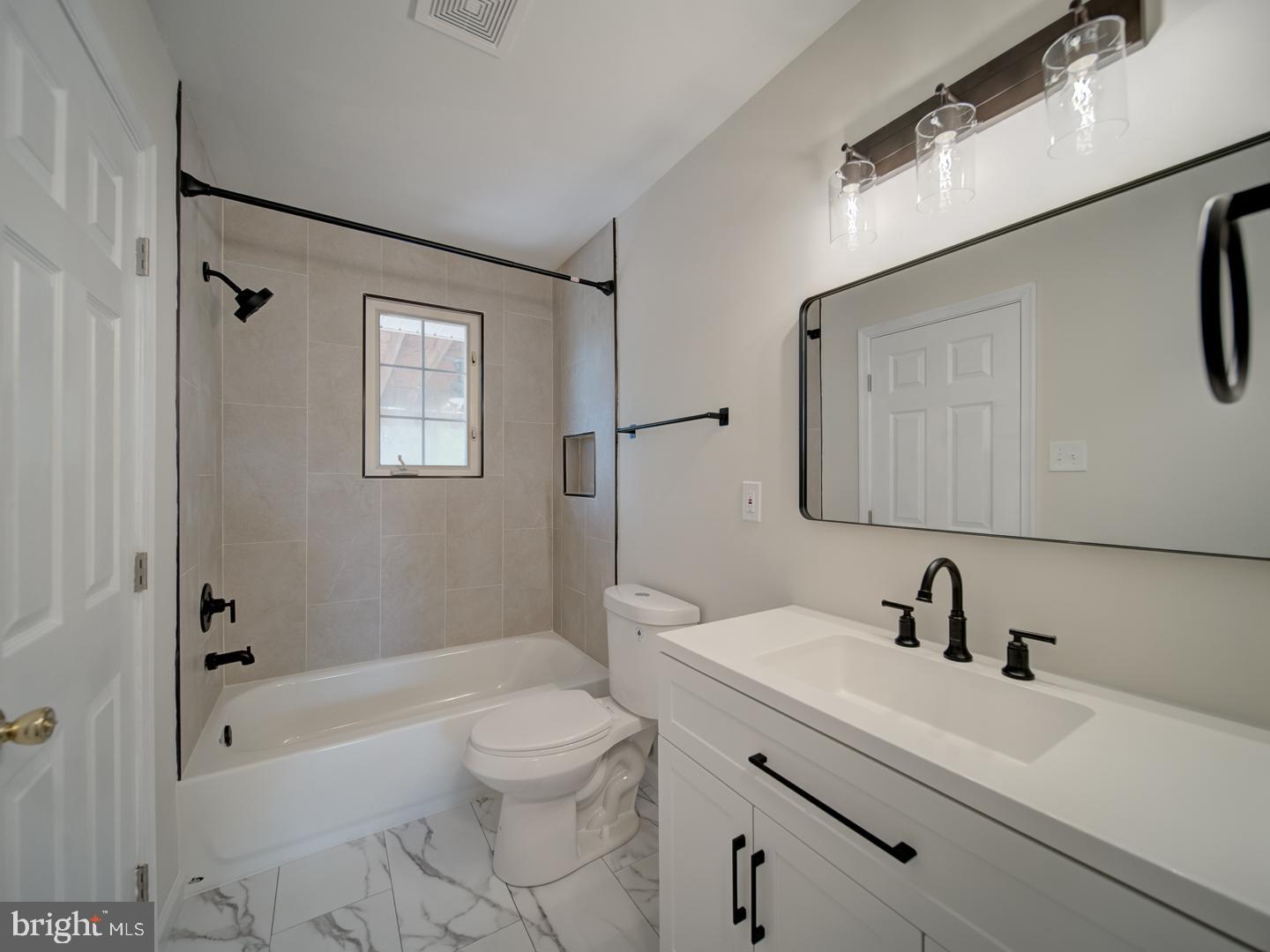 COUNTRY CLUB MANOR - Residential