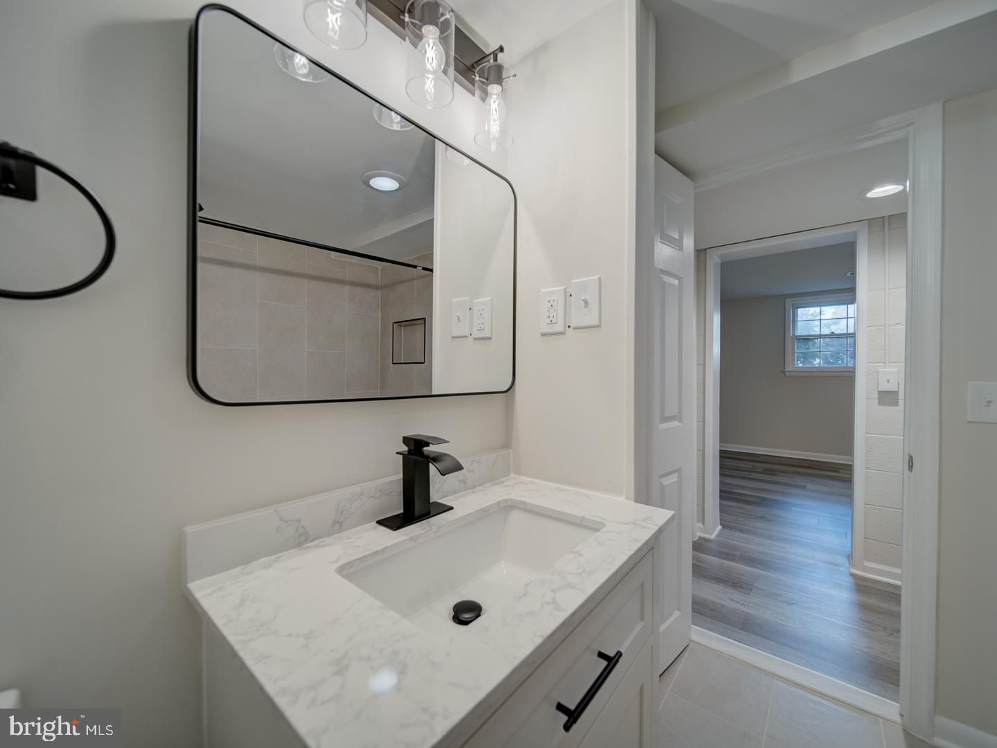 COUNTRY CLUB MANOR - Residential