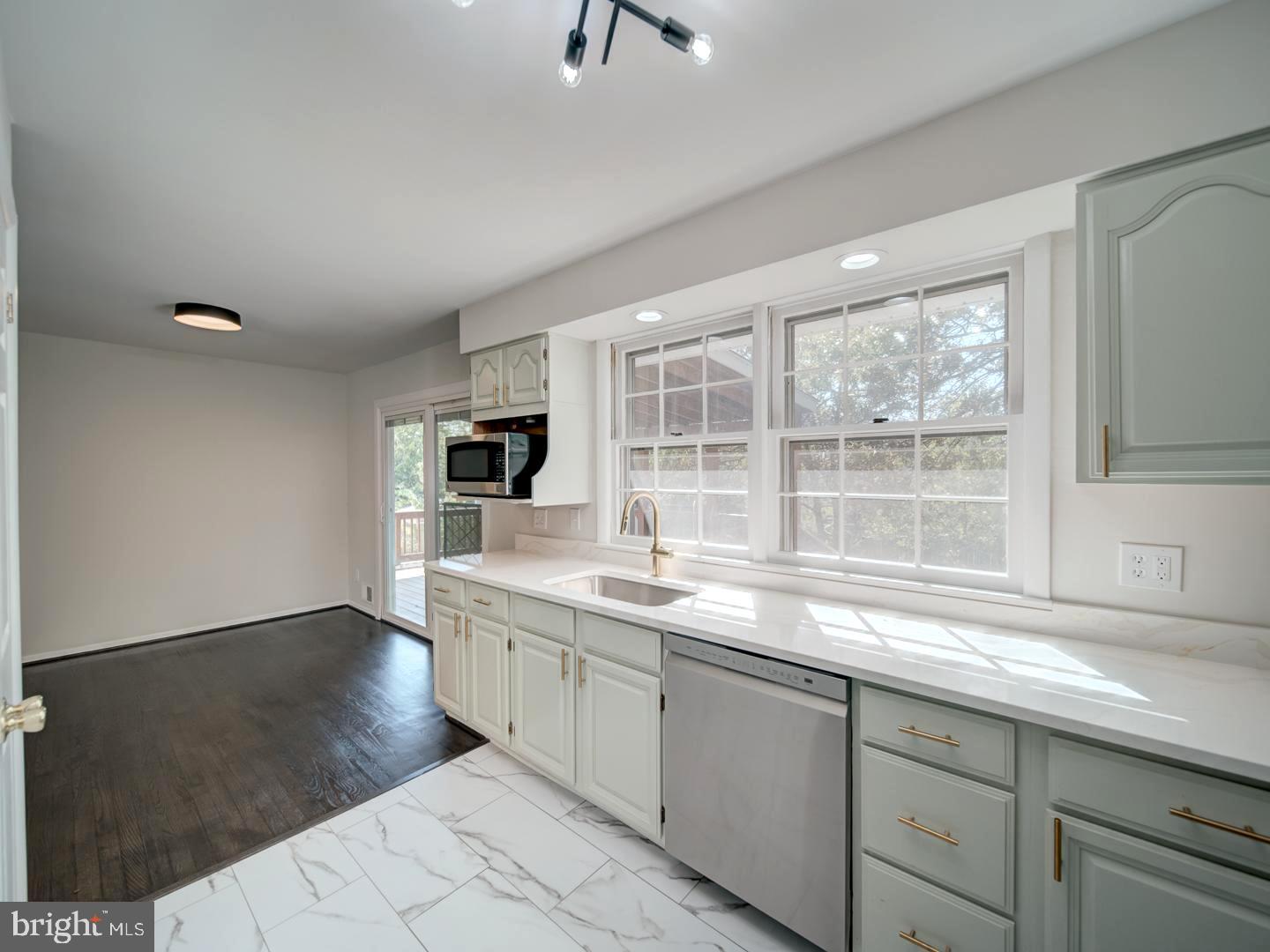 COUNTRY CLUB MANOR - Residential