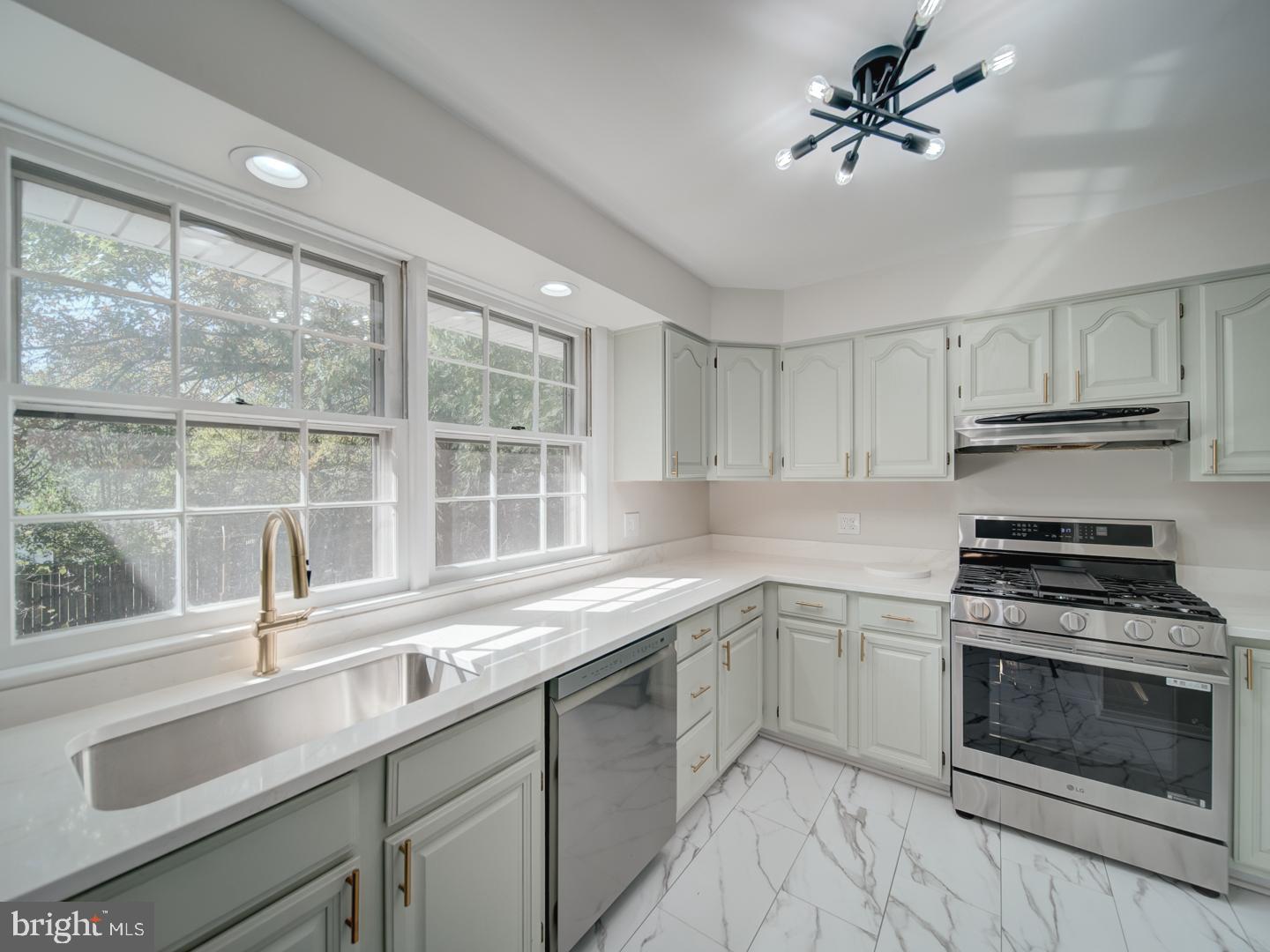 COUNTRY CLUB MANOR - Residential