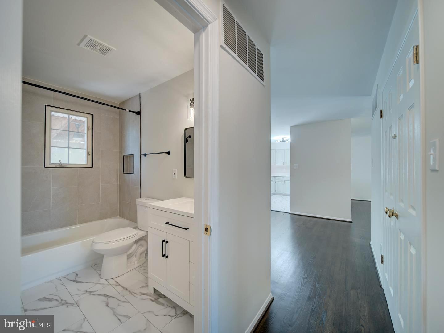 COUNTRY CLUB MANOR - Residential