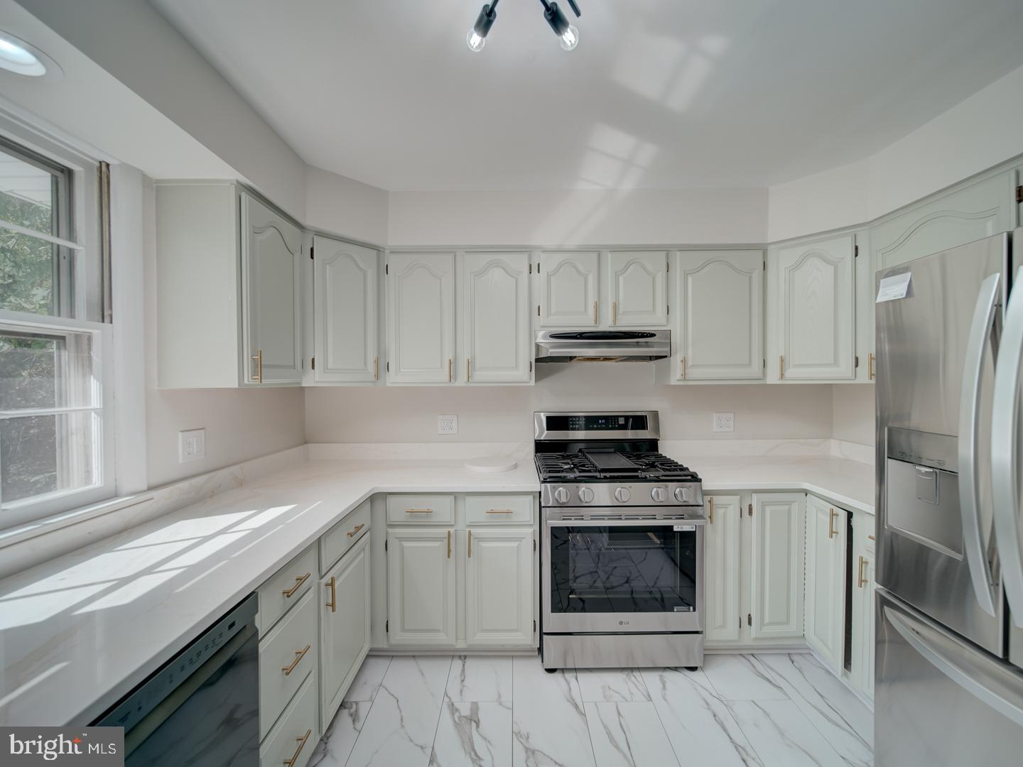 COUNTRY CLUB MANOR - Residential