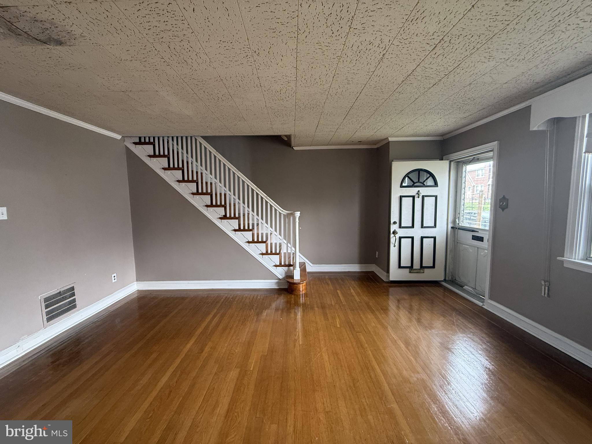 6239 MONTAGUE
