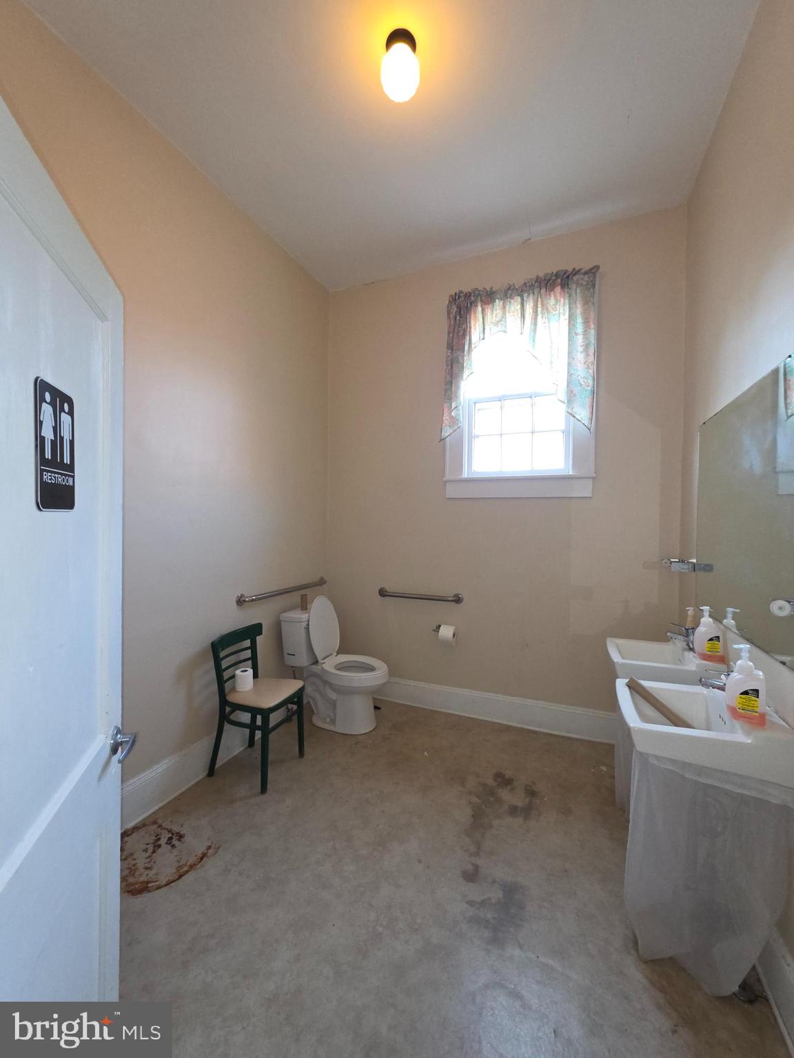 Main image without alt text