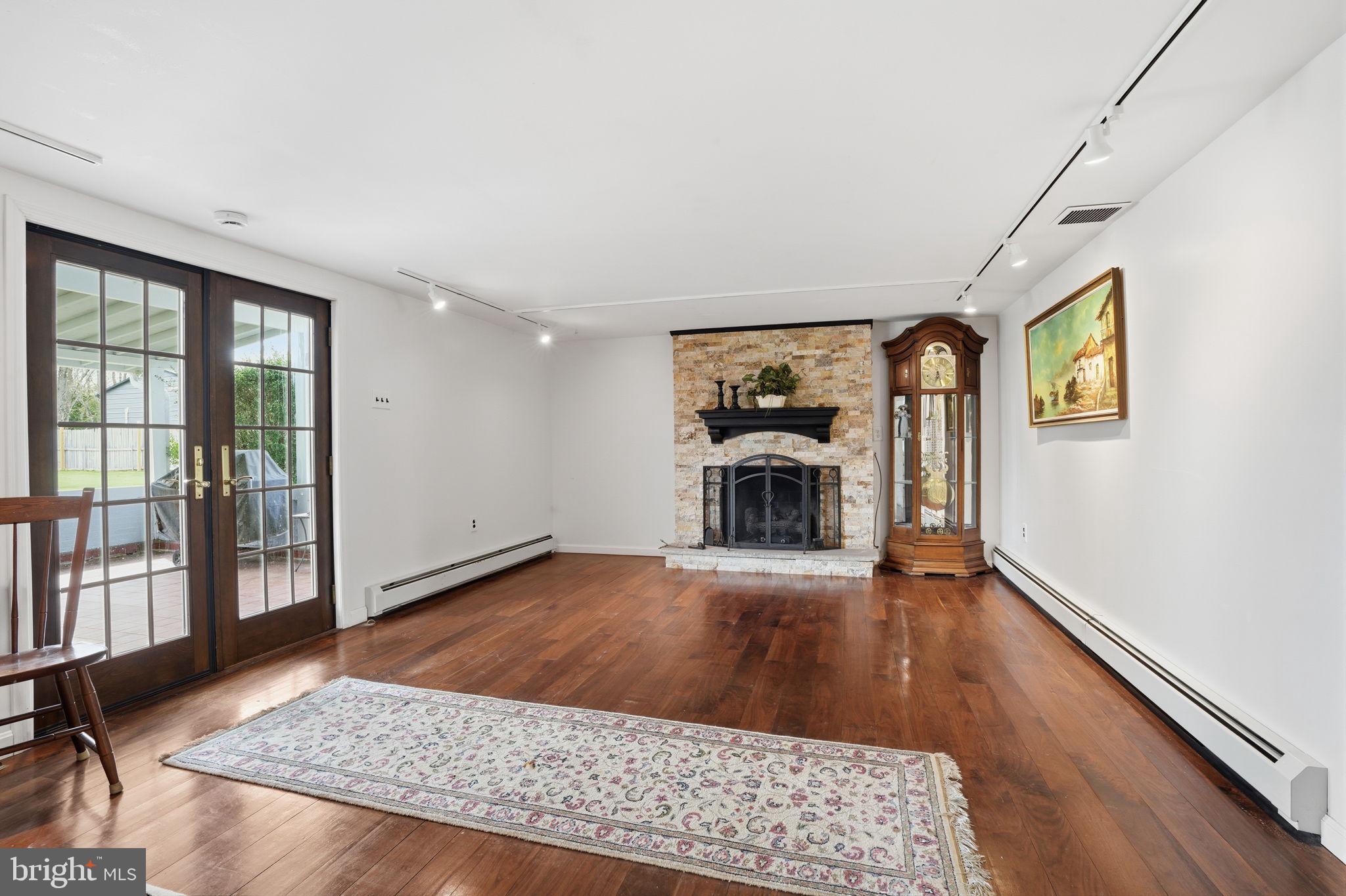 WARWICK MANOR - Residential