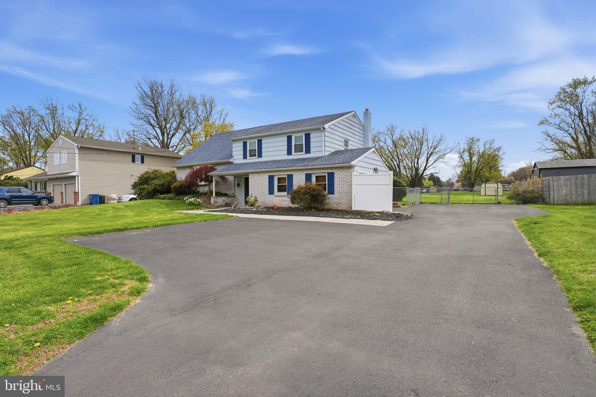 WARWICK MANOR - Residential