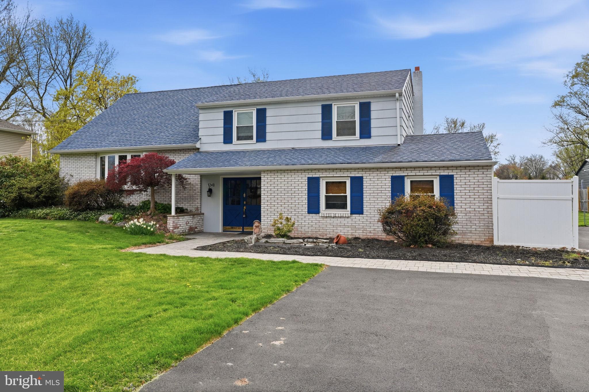 WARWICK MANOR - Residential