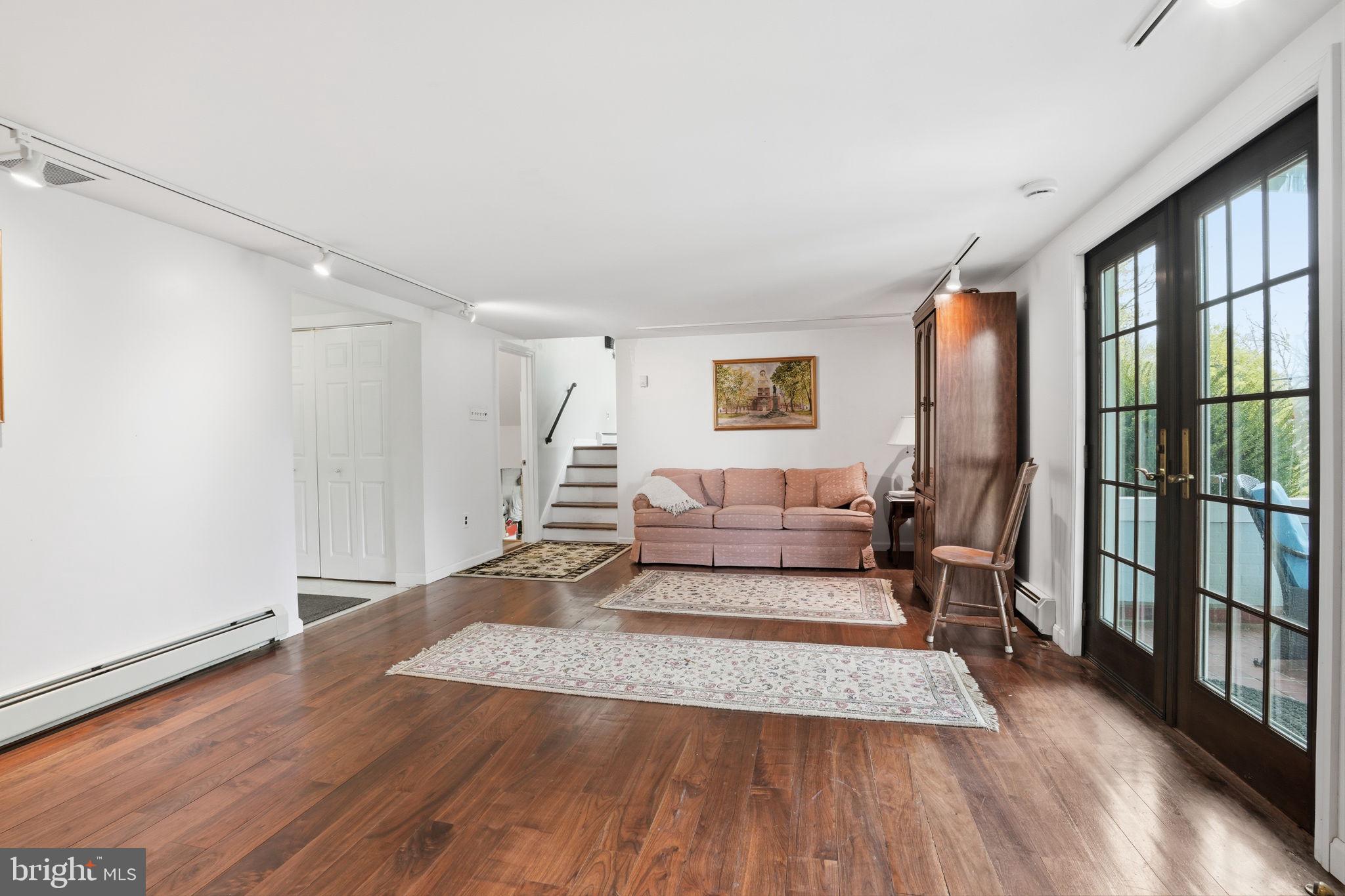 WARWICK MANOR - Residential