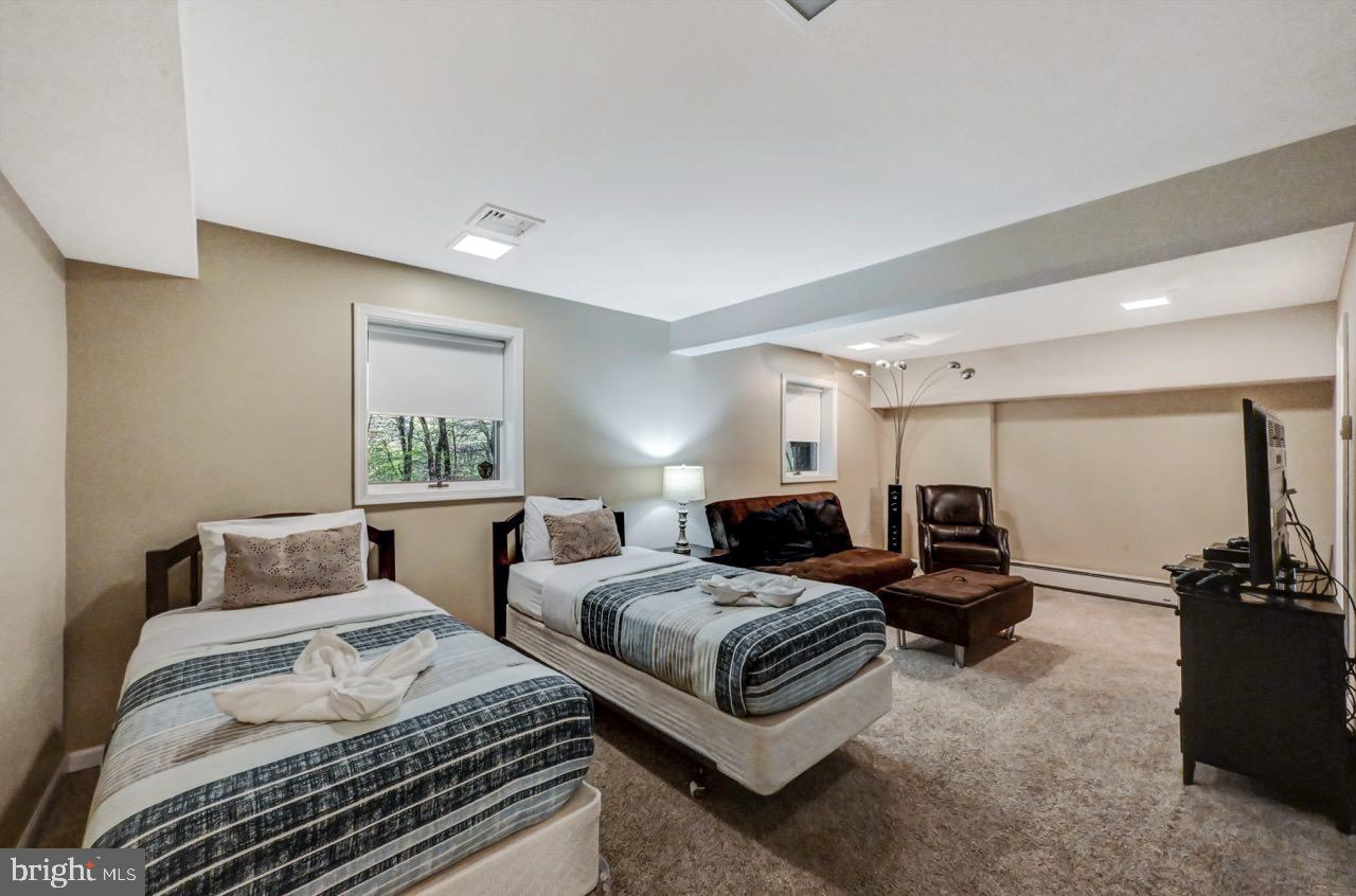 LAUREL WOODS - Residential