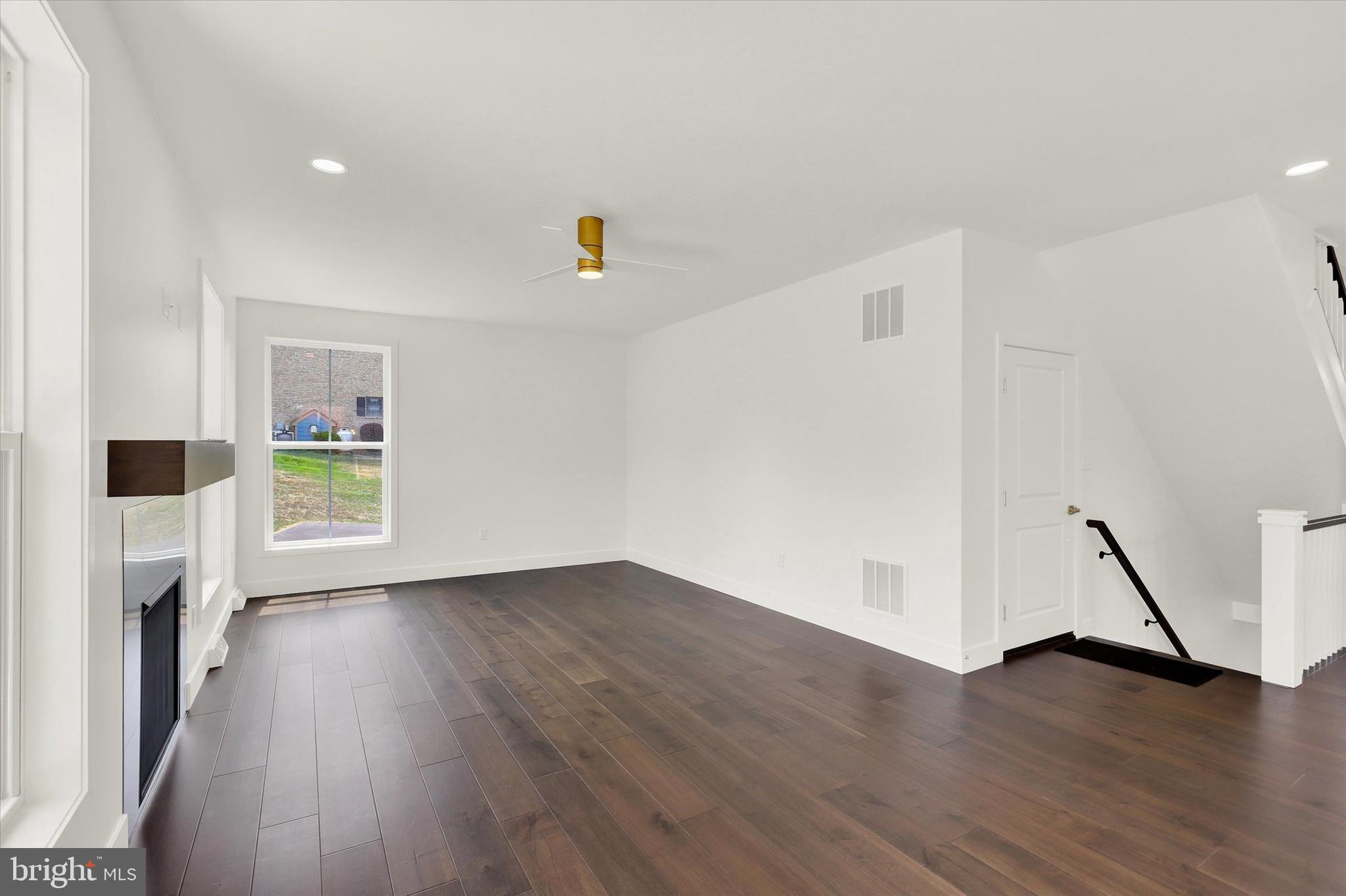 COUNTRY LANE - Residential