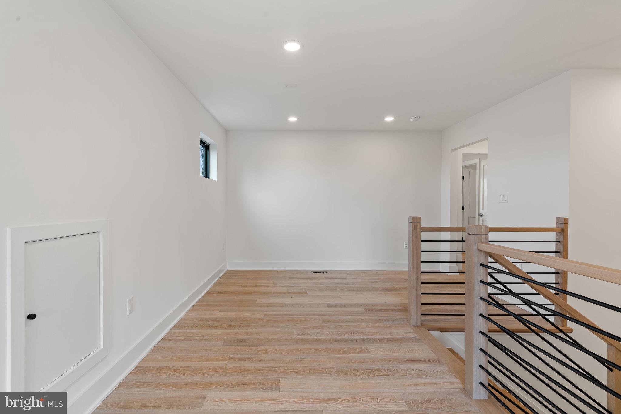 VIENNA WOODS - Residential