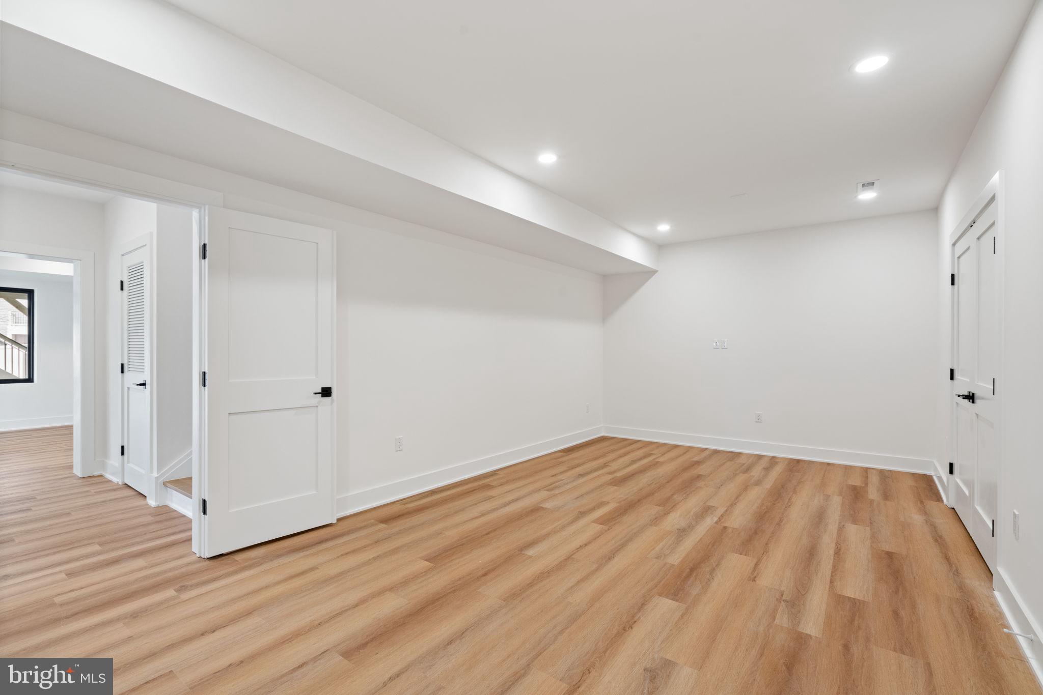 VIENNA WOODS - Residential