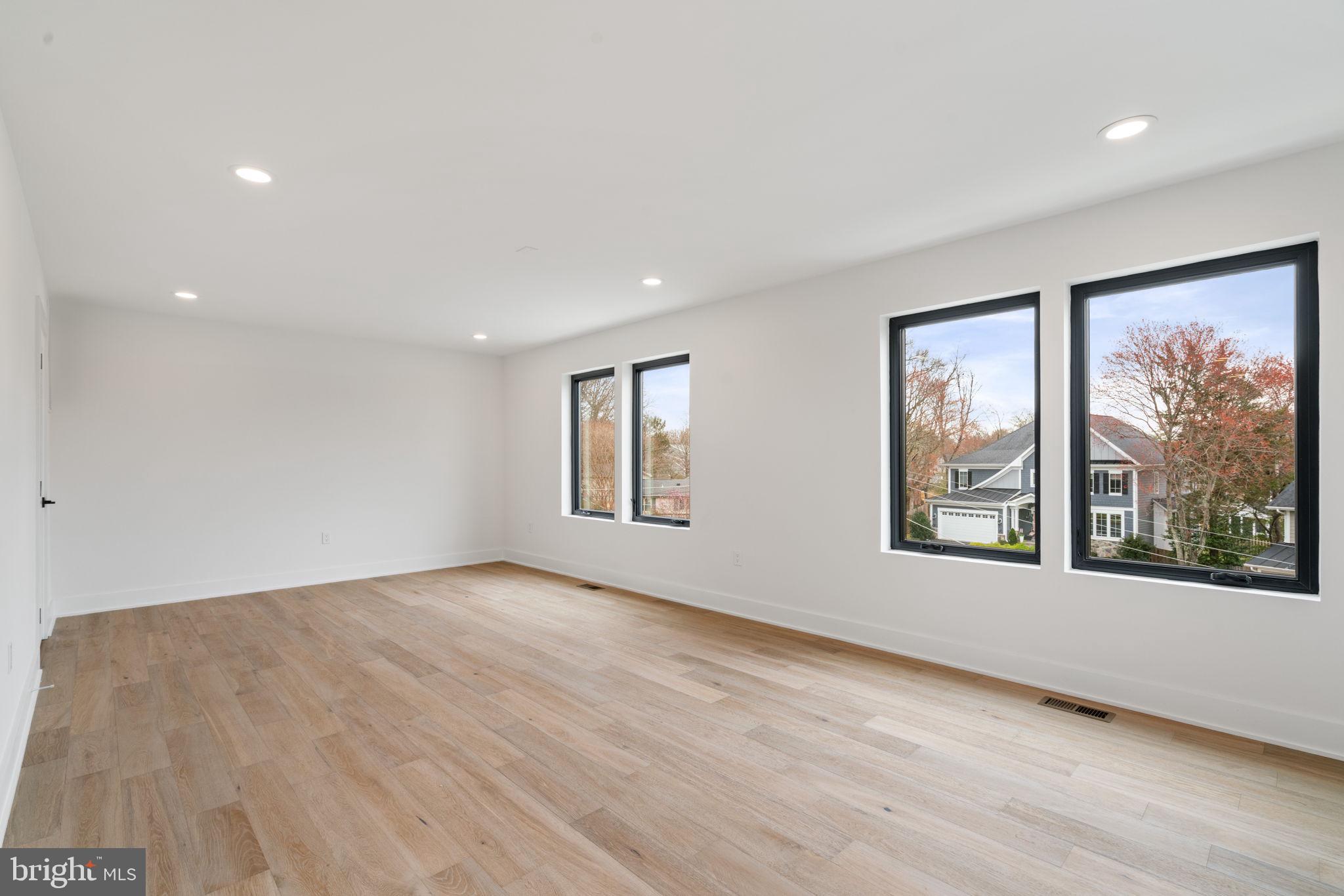 VIENNA WOODS - Residential